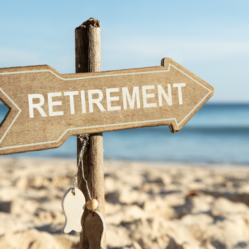 Retirement-directional-sign-against-a-blurred-beach-background